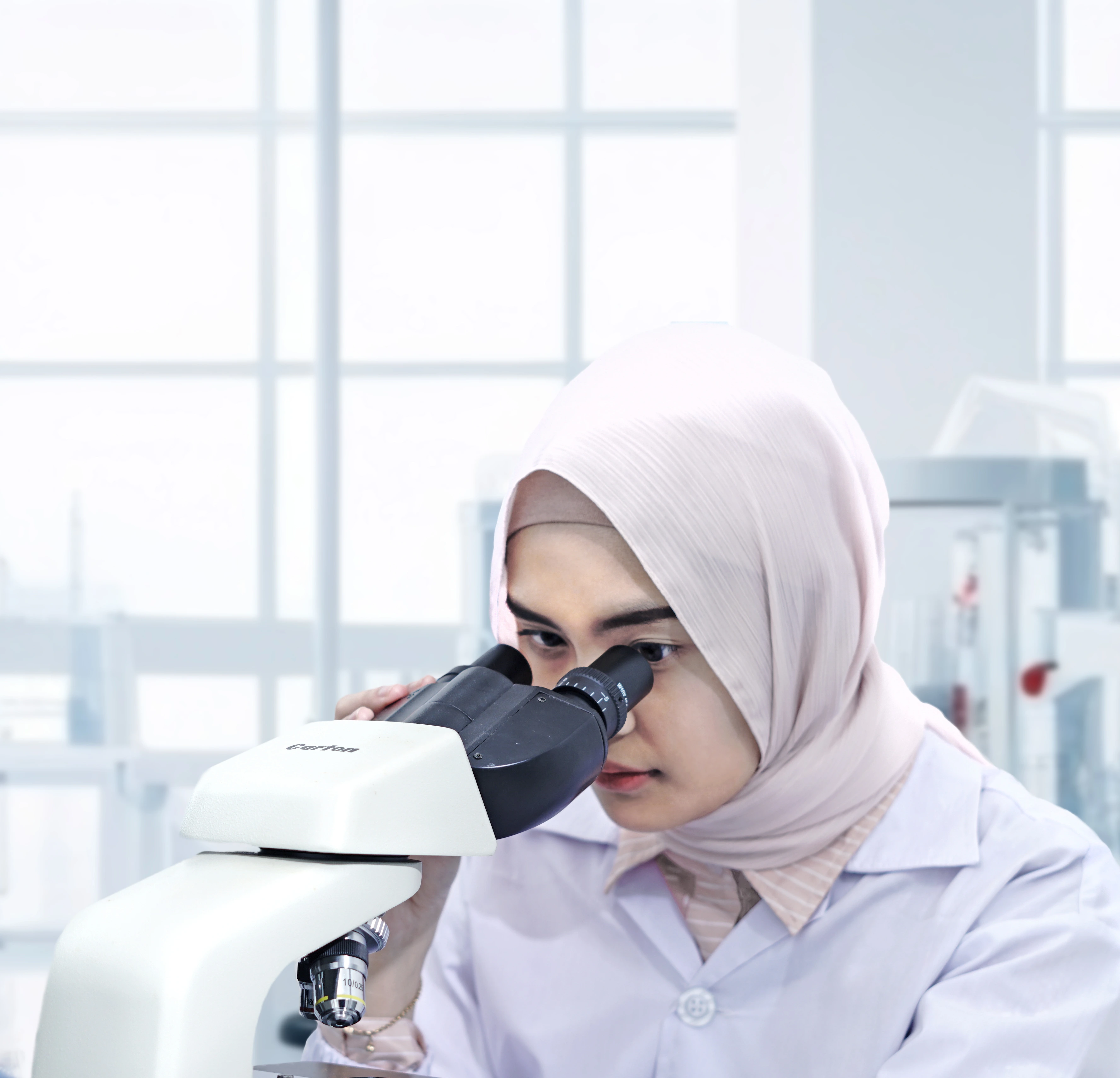 Observasi proses penimbangan bahan aktif.